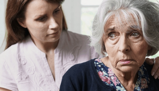 Por qué la gente vieja "caída en la infancia" y es hay alguna posibilidad de evitar que