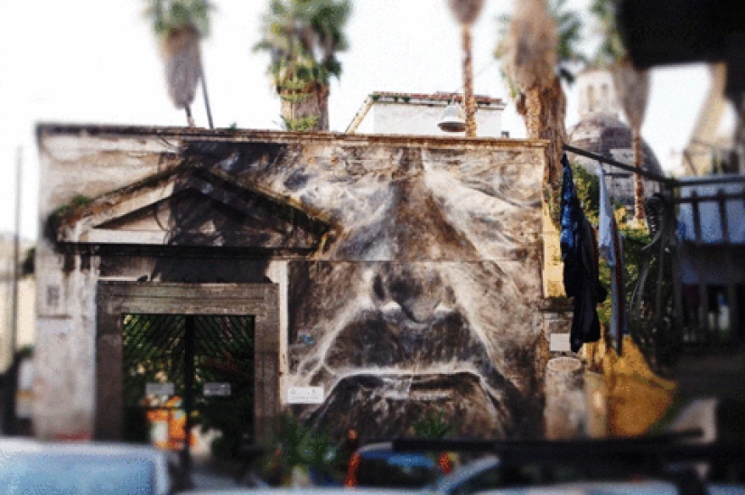 Power in Motion: Spanish photographer turns street graffiti into GIF