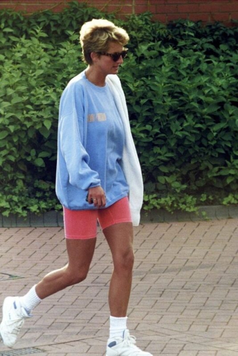 Princesa Diana en bicicletas en la foto de la década de 1990