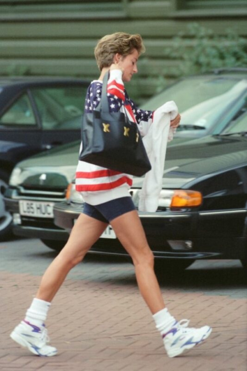 Princesa Diana en bicicletas en la foto de la década de 1990