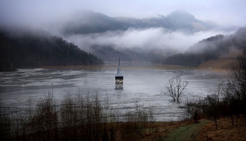Pueblo rumano de Jamana se ahoga en el lago de residuos industriales