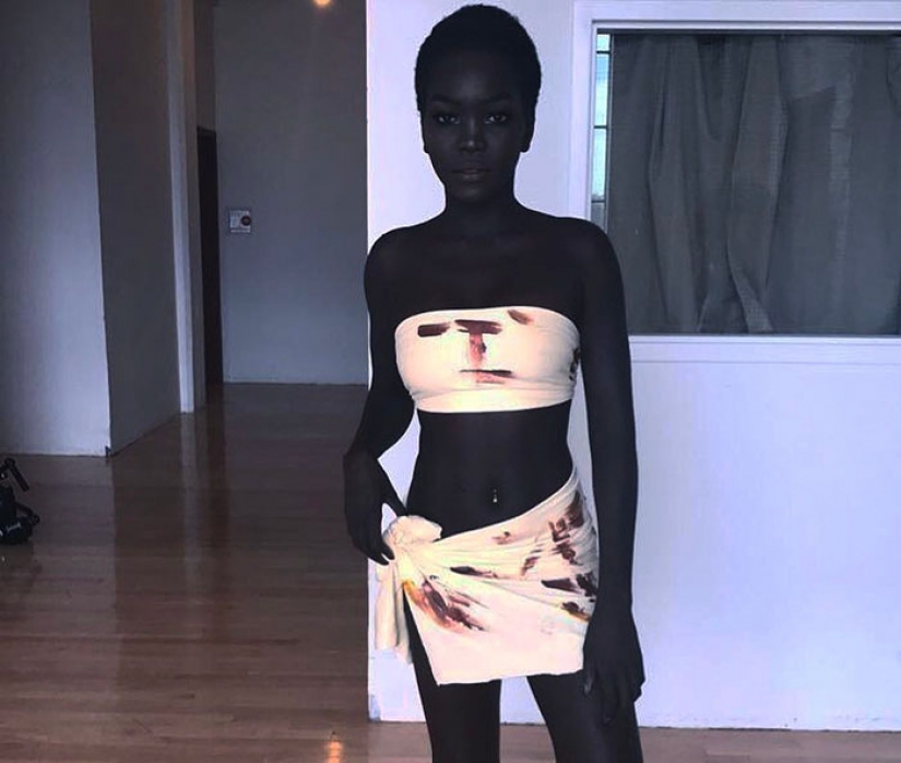 Reina de la Oscuridad: Modelo de belleza de piel oscura Nyakim Gatweh