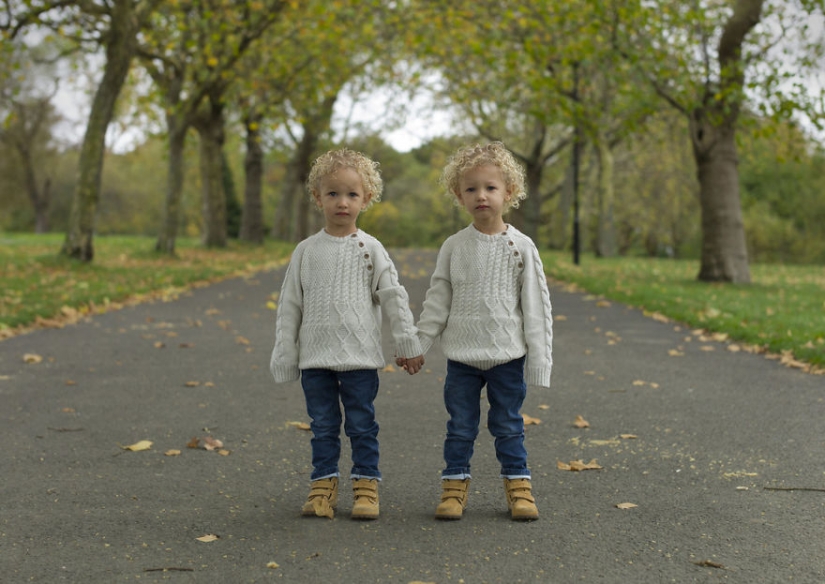 Retratos de gemelos idénticos muestran cuán diferentes son