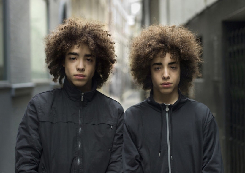 Retratos de gemelos idénticos muestran cuán diferentes son