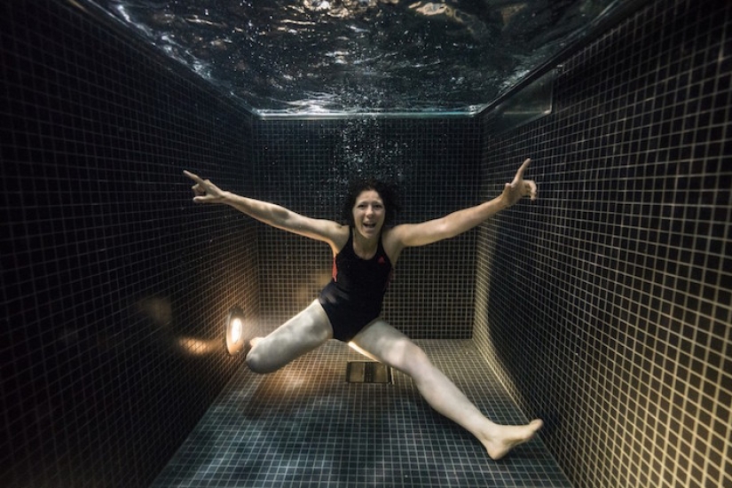 Retratos submarinos de personas que se sumergieron en una piscina de agua helada