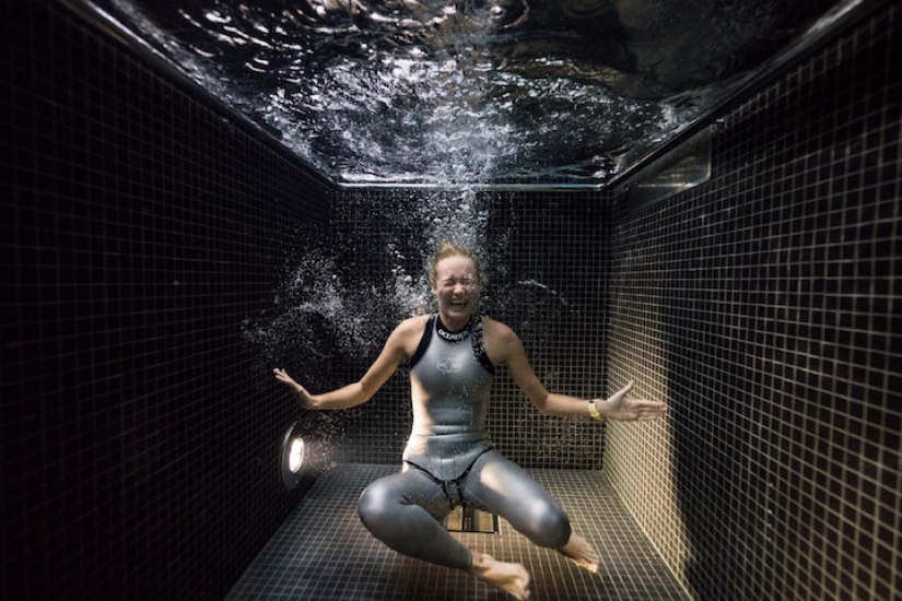 Retratos submarinos de personas que se sumergieron en una piscina de agua helada