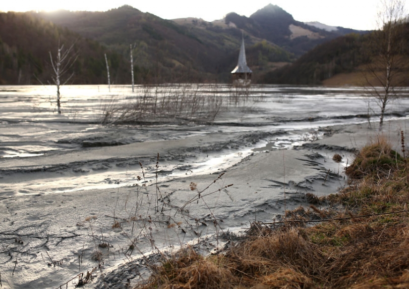 Romanian village of Jamana drowns in industrial waste lake