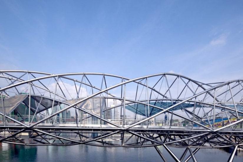 Round, unfinished and endless — 10 most unusual bridges in the world