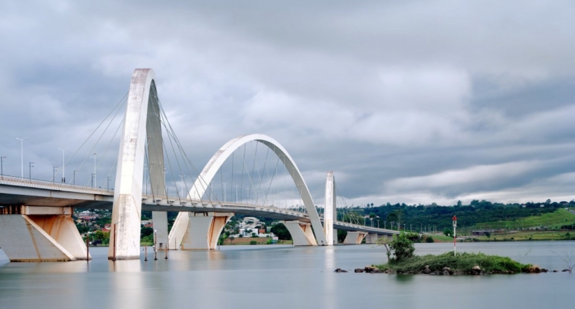 Round, unfinished and endless — 10 most unusual bridges in the world