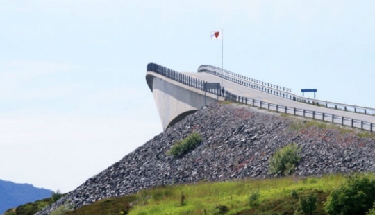 Round, unfinished and endless — 10 most unusual bridges in the world