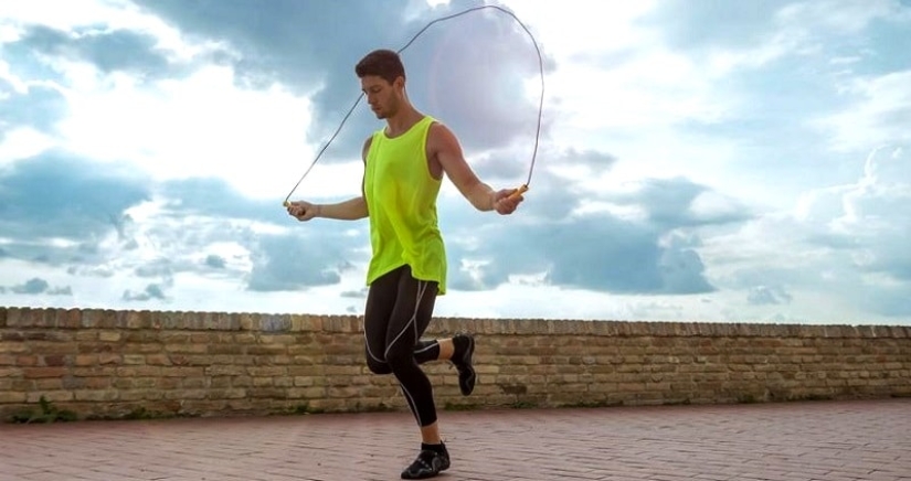 Saltar a la cuerda y sin gimnasio: un blogger de Canadá mostró cómo ponerse en forma en un mes