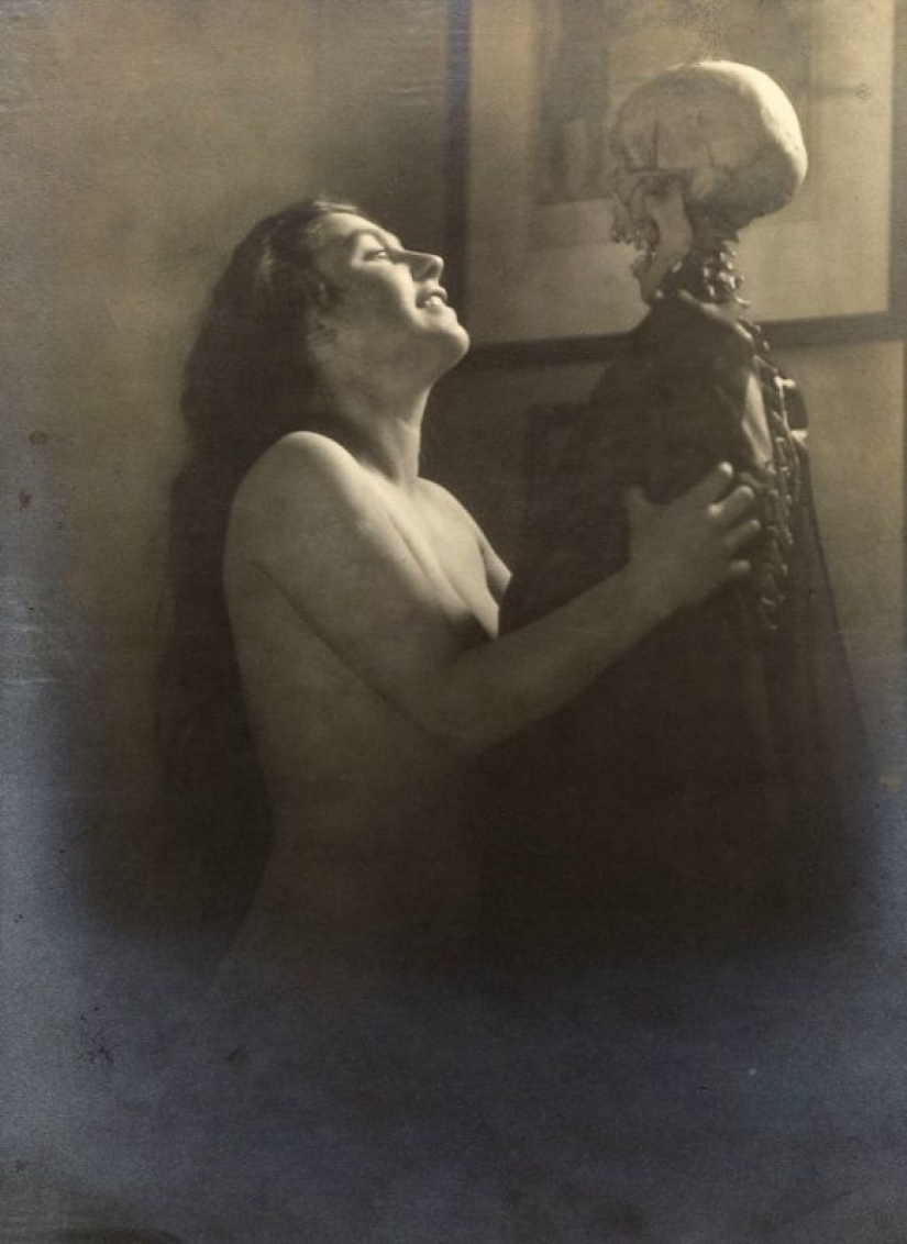 Señora con un esqueleto: un surrealista sesión de fotos Franz Fiedler comienzos de 1920-erótico