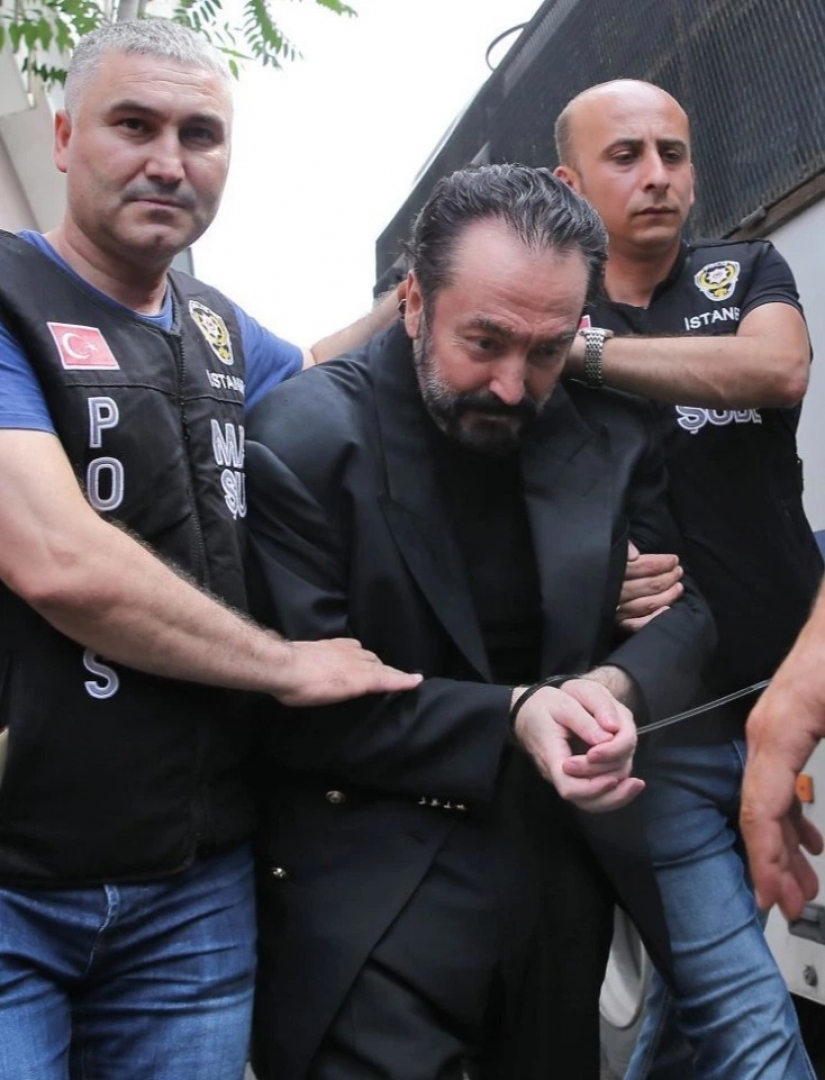 Sexo, rubia y dios: como el turco tele-evangelista ha creado un culto a la depravación bajo el disfraz de la religión
