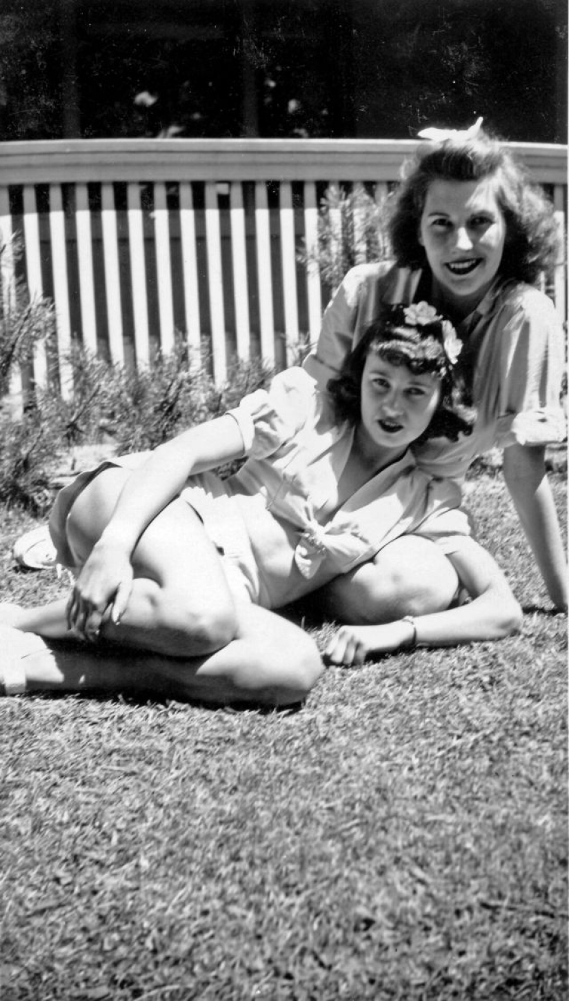 Shorts with a cropped top: the favorite summer outfit of young American women of the 40s