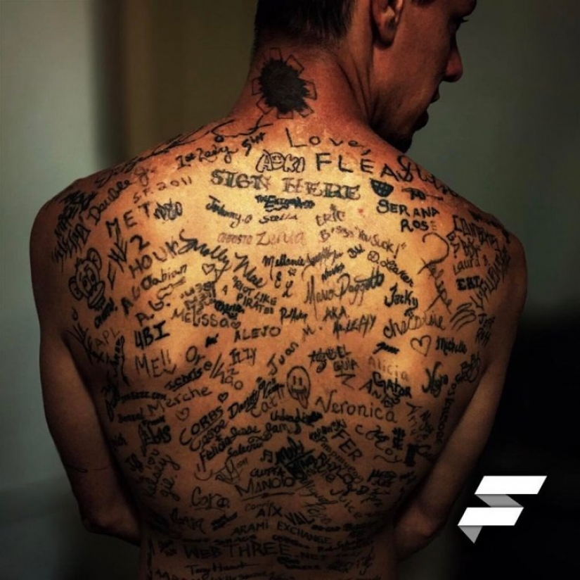 Sign up! The influencer set a world record by applying 225 tattoo autographs on his back