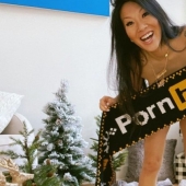 Sitio porno PornHub presentó una colección de Navidad de ropa