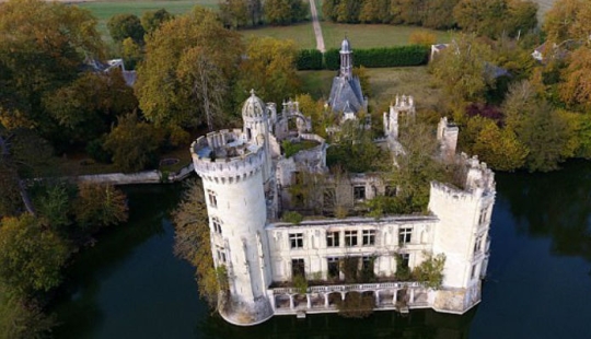 Six thousand users of the crowdfunding platform chipped in and bought a medieval castle