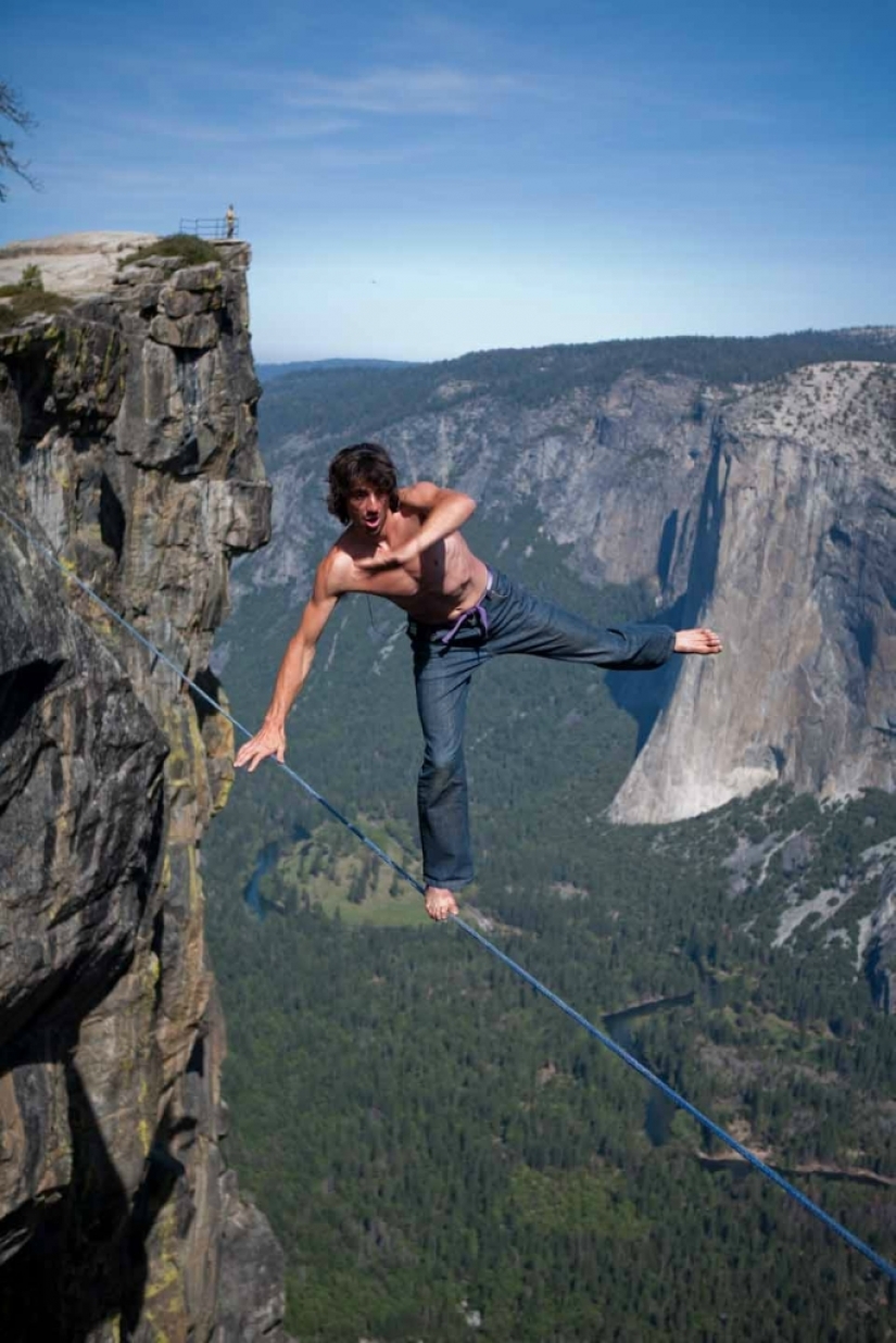Slackline: walking on a tightrope free