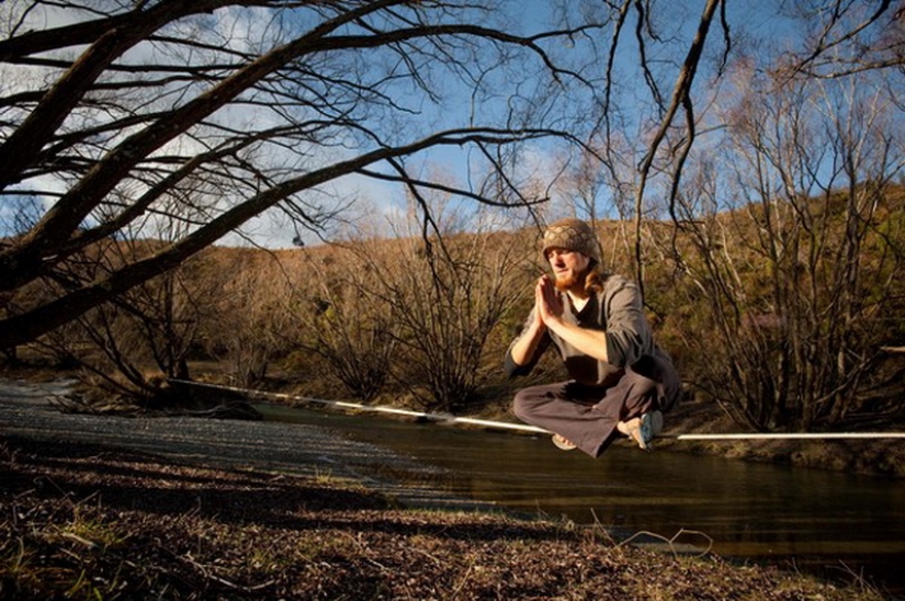 Slackline: walking on a tightrope free