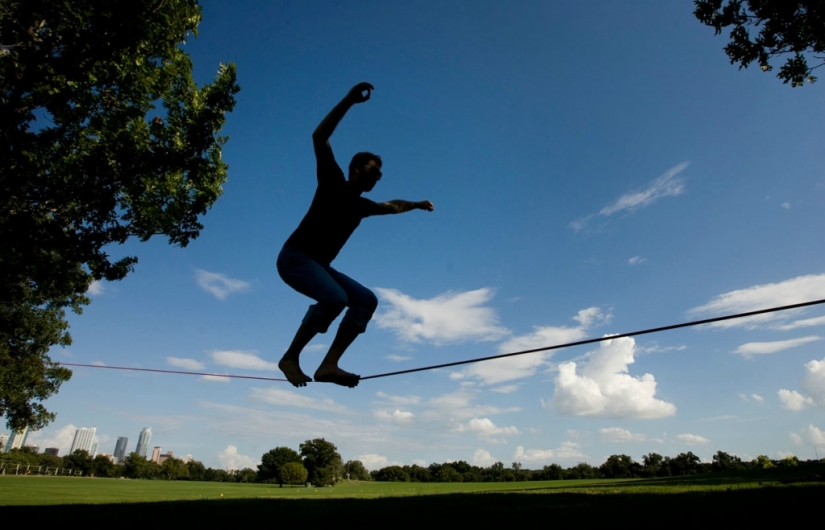 Slackline: walking on a tightrope free