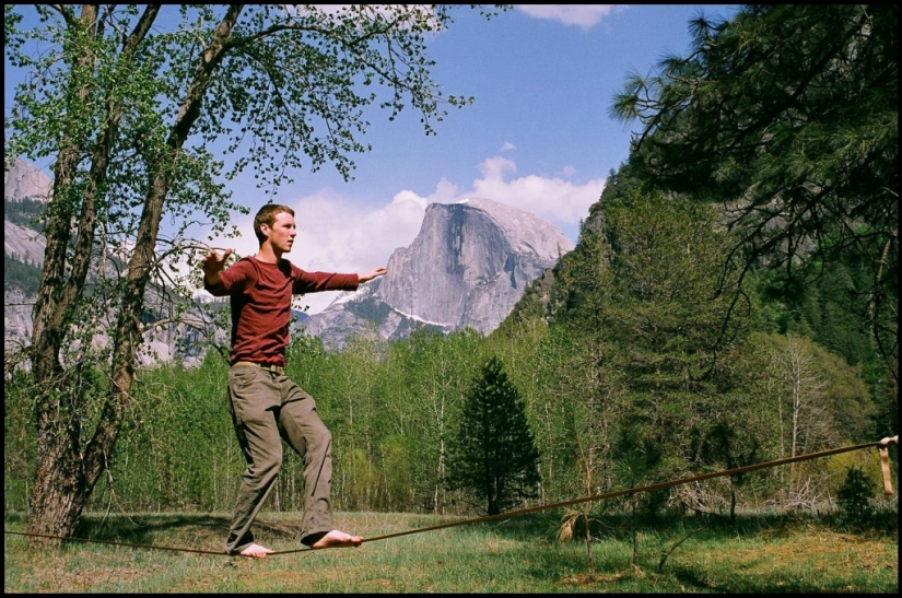 Slackline: walking on a tightrope free