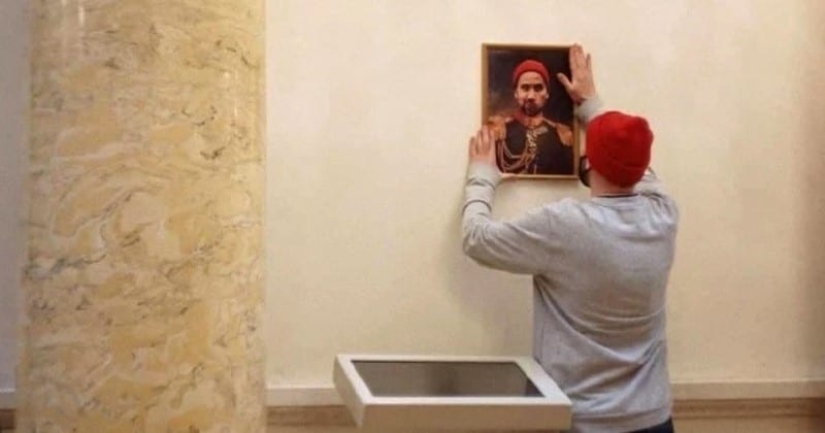 St. Petersburg blogger hung his portrait in the Hermitage and caused a scandal