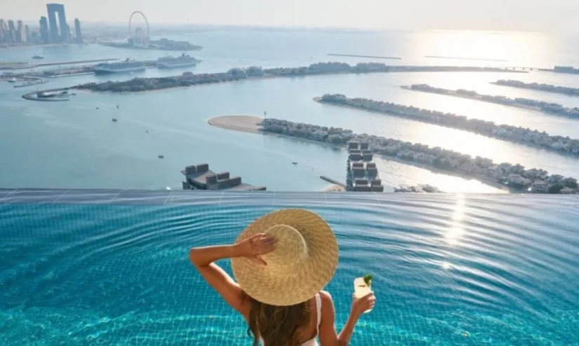 Sumergirse en el lujo: Dubai ha abierto la piscina más alta del mundo