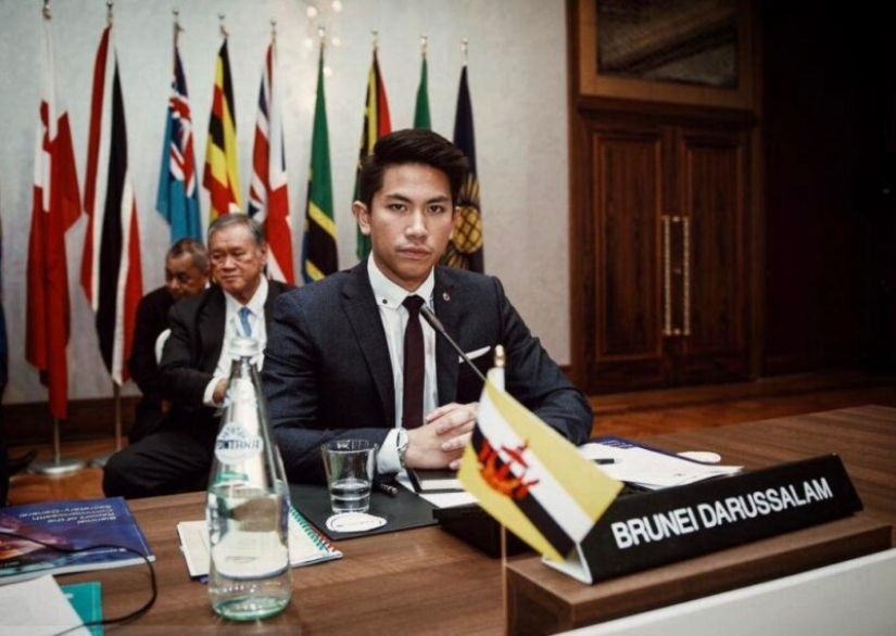 Super-ricos Brunei Príncipe Abdul mateen y su Real Aficiones