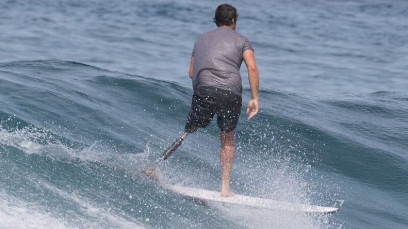 Surfer sues state for shark tooth that bit off his leg