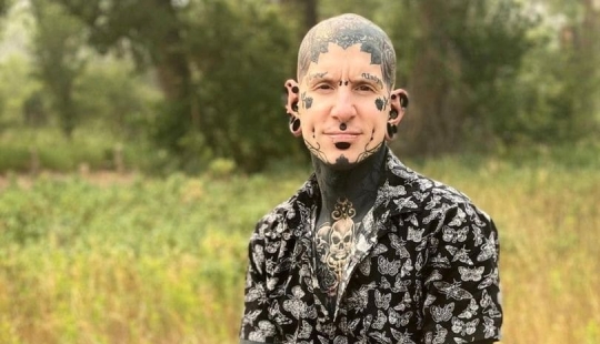 Tatuado de pies a cabeza, el canadiense se jactó de una "actualización" en las redes sociales