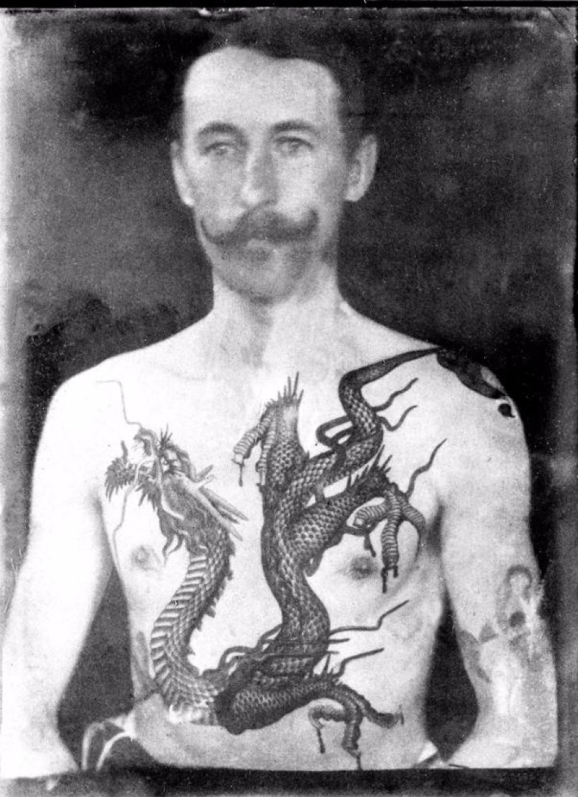 Tatuajes de lujo de la época victoriana: querubines, dragones y escudos de armas