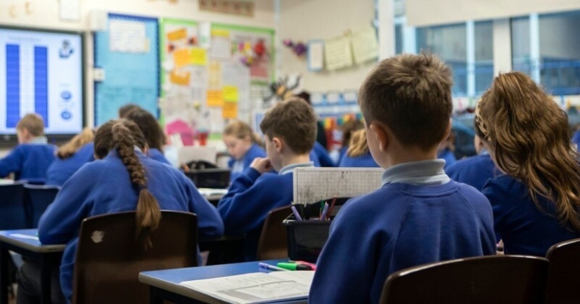 Temas no infantiles de LGBT y violencia:" lecciones sobre relaciones " se introducen en una escuela primaria británica