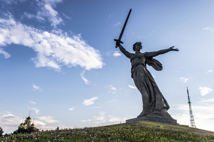 the 15 tallest and grandest statues