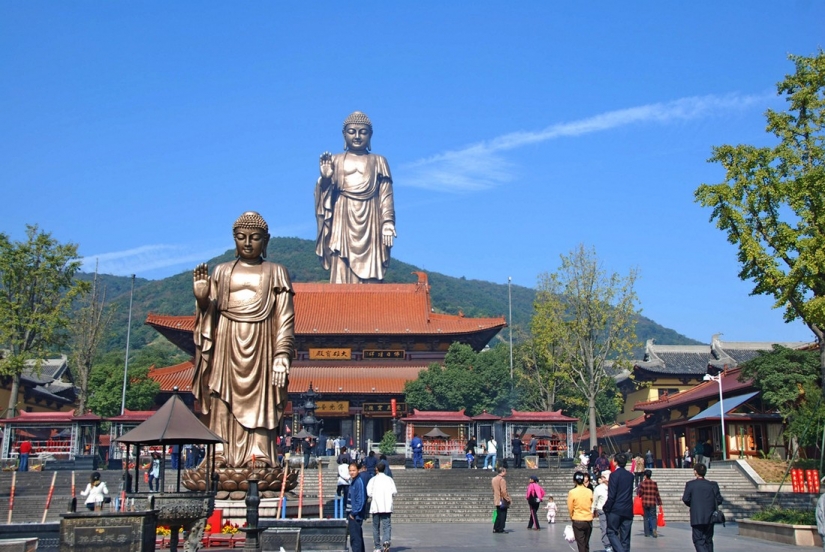 the 15 tallest and grandest statues