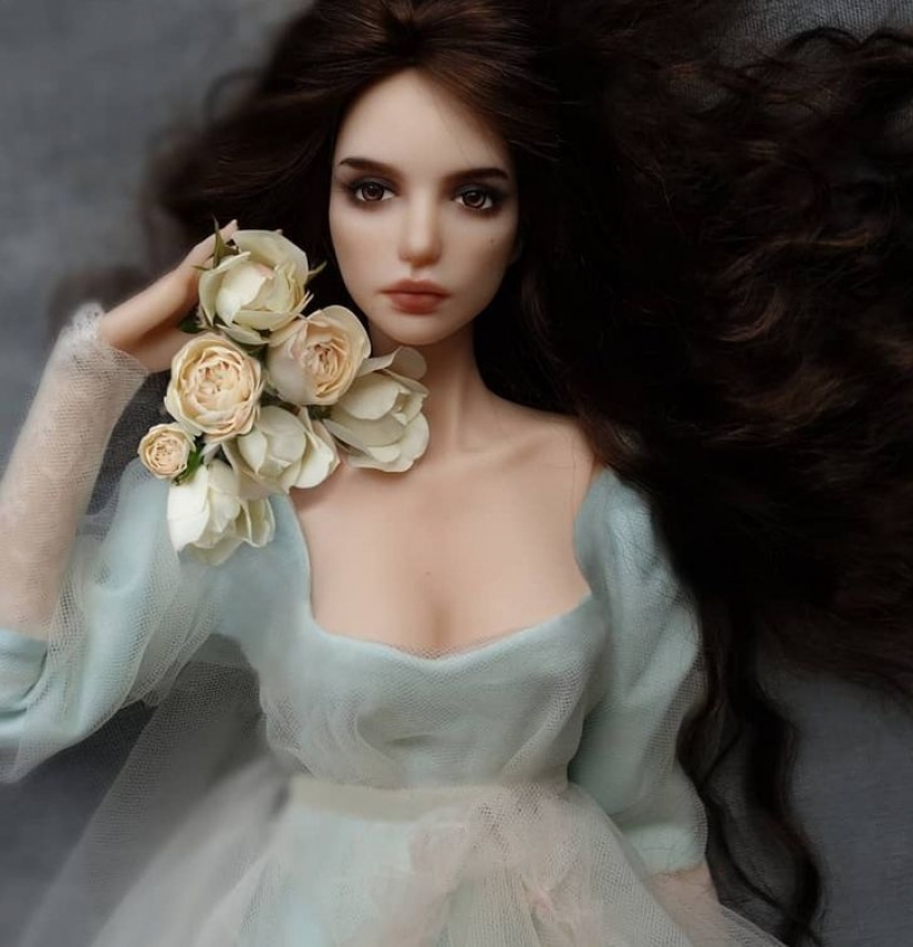 The artist creates dolls that look so real that we really wait for them to say: "Hello!"