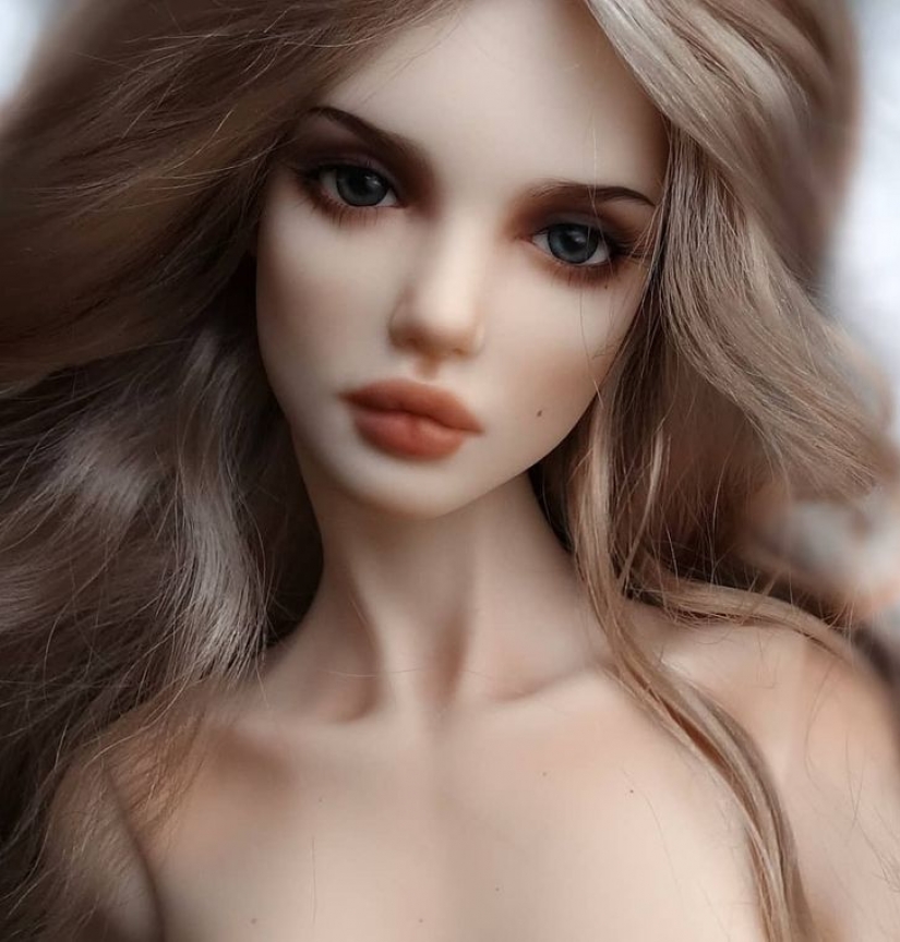 The artist creates dolls that look so real that we really wait for them to say: "Hello!"