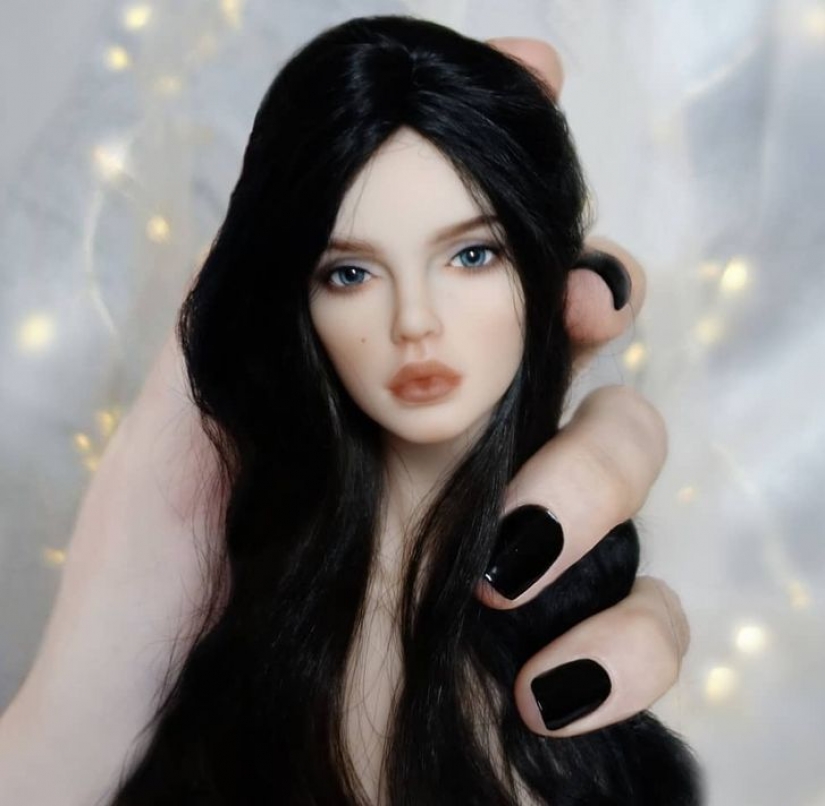 The artist creates dolls that look so real that we really wait for them to say: "Hello!"