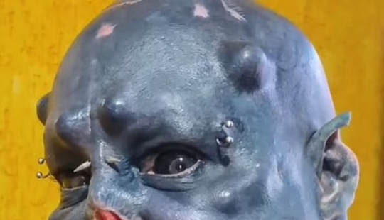 The Brazilian tattoo artist transforms into an orc by removing the nose, mutilating the ears and getting the tattoo in blue.