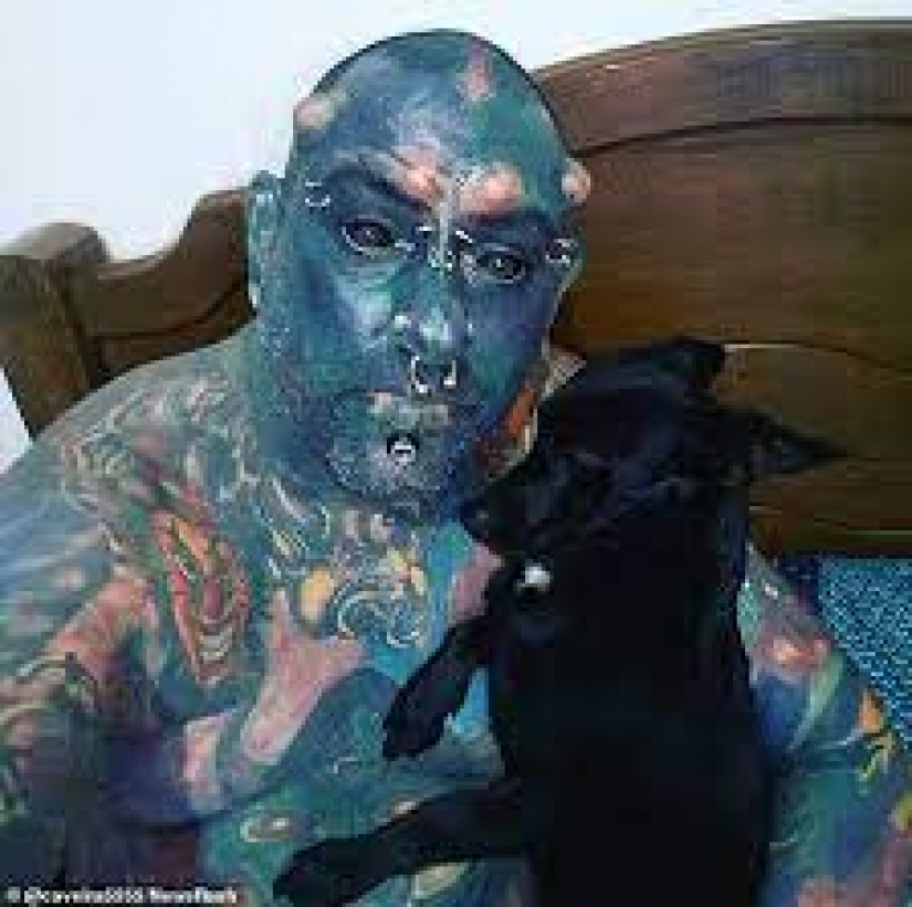 The Brazilian tattoo artist transforms into an orc by removing the nose, mutilating the ears and getting the tattoo in blue.