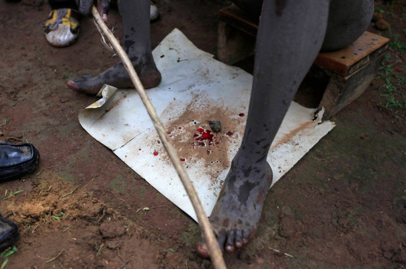 The circumcision ritual: how men become in Kenya