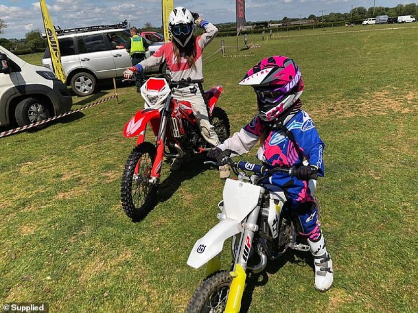 The cool kid: una motociclista de siete años monta una motocicleta con su madre, que ama los deportes extremos
