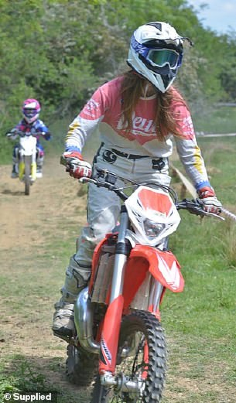 The cool kid: una motociclista de siete años monta una motocicleta con su madre, que ama los deportes extremos