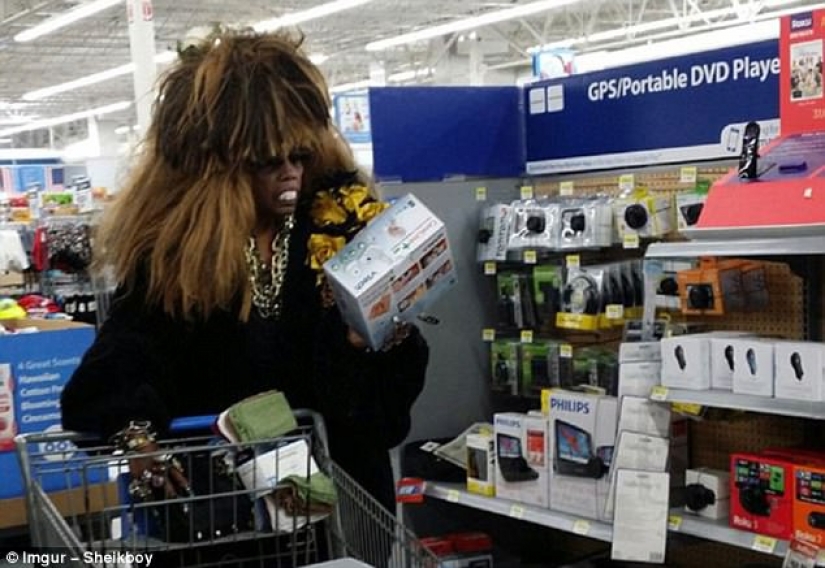 The eccentric outfits of ordinary shoppers in American supermarkets