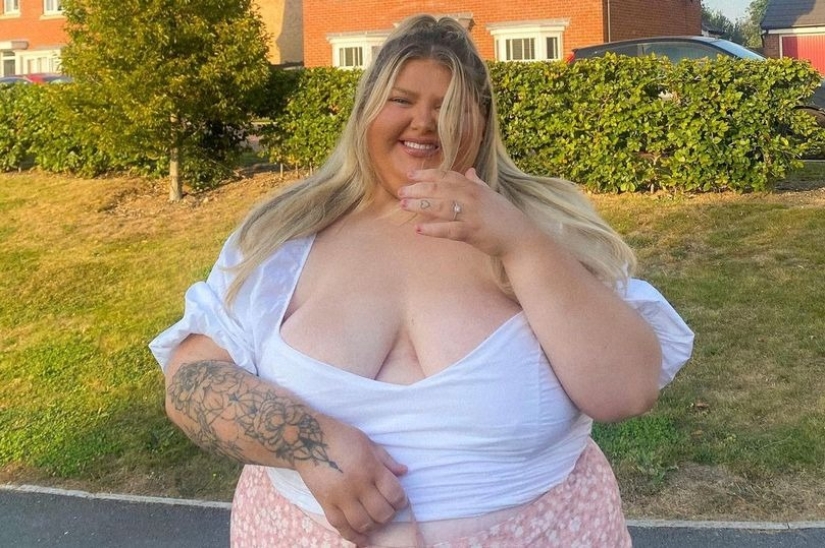 The fat woman reflects the attacks of trolls and proudly demonstrates curvy forms in social networks