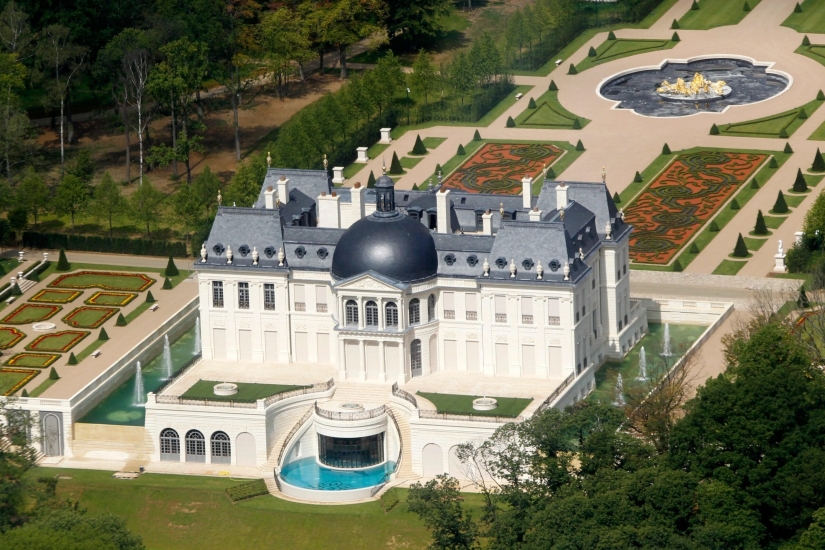 The French castle of the Arabian prince is the most luxurious mansion in the world