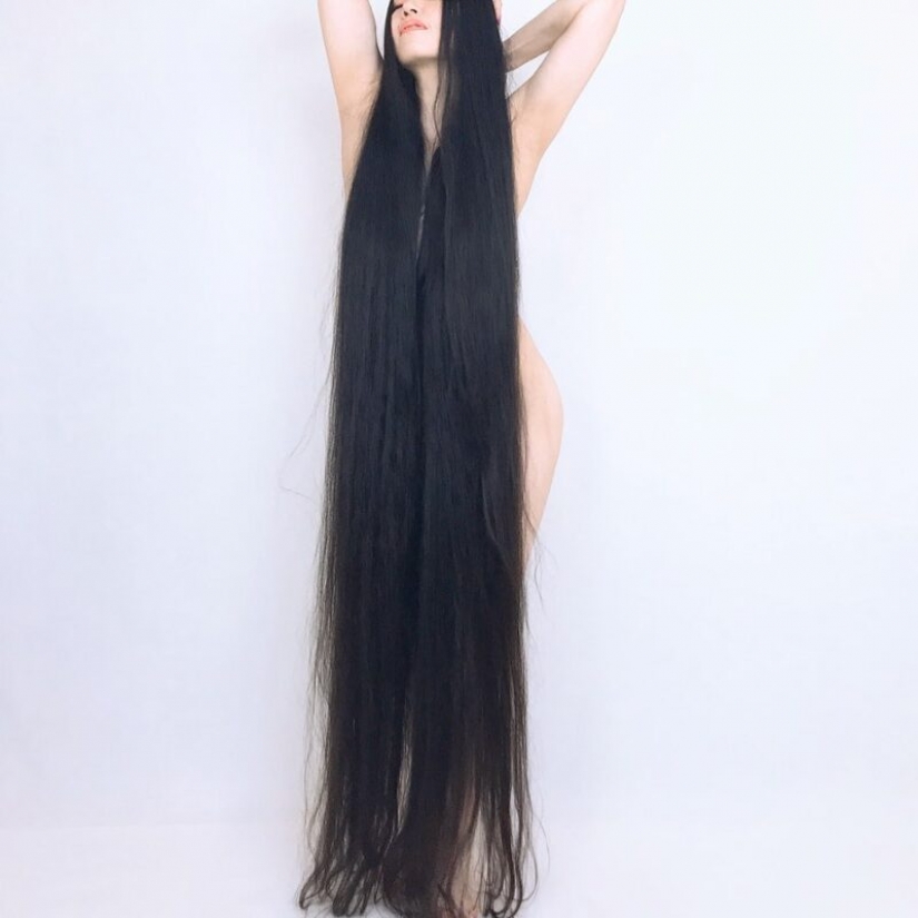 The girl with the longest hair in Japan is forced to endure ridicule