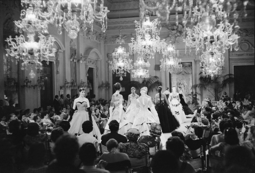 The history of fashion shows from personal couturier to the " Buy " button on Instagram