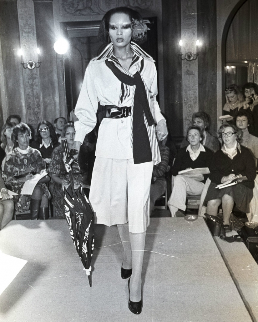 The history of fashion shows from personal couturier to the " Buy " button on Instagram