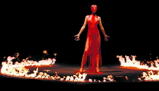 The history of fashion shows from personal couturier to the " Buy " button on Instagram