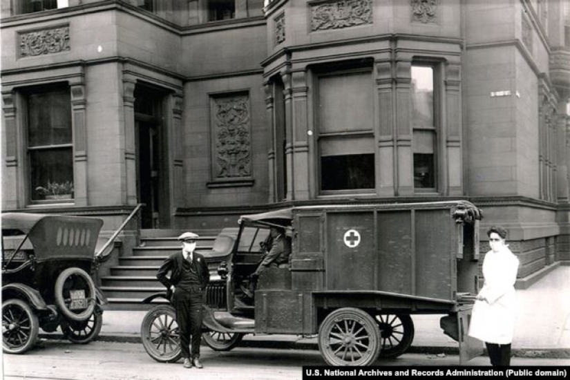 The lessons of quarantine: Philadelphia and St. Louis in the midst of the "Spanish flu" in 1918